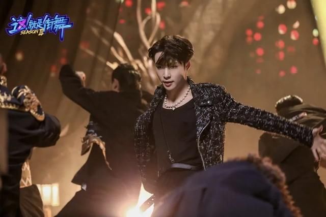  张艺兴|张艺兴反差萌，王一博专业又犀利，《这就是街舞》哪位队长更强？