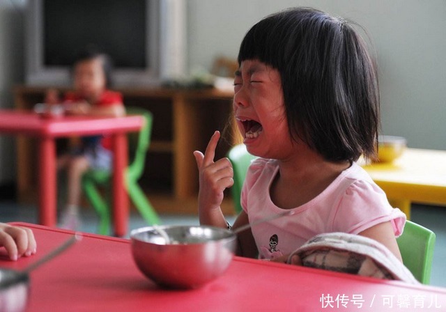 姥姥|幼儿园毕业证书入手后，小男孩泪如雨下，长大的过程太辛苦！