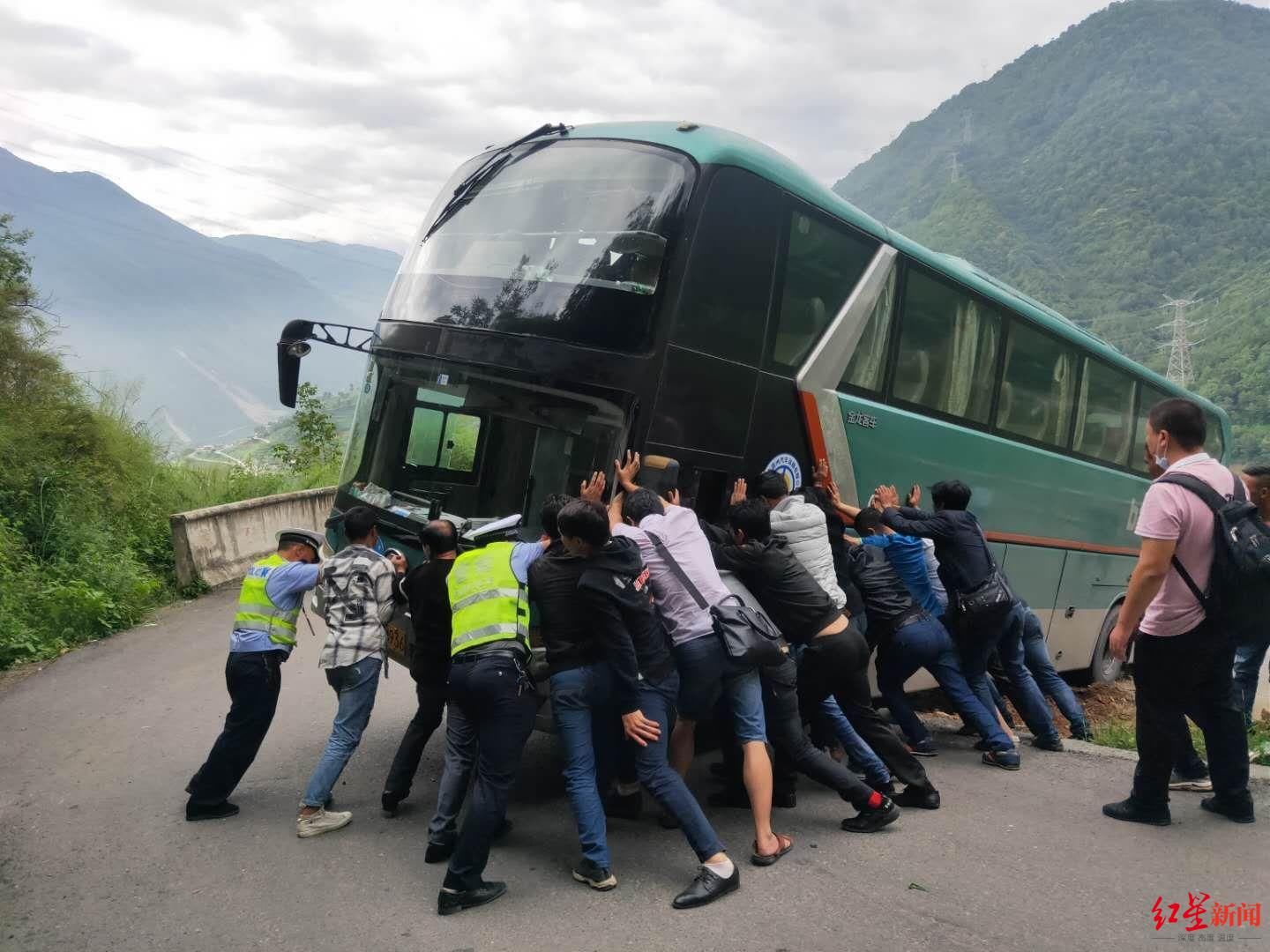  跟着|大客车跟着导航驶进村道陷入泥地，55人被困，多亏大吊车来增援