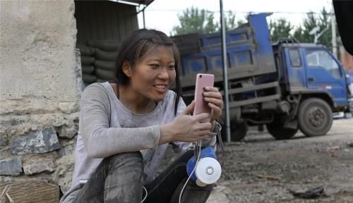 中开|张方方：三年前的水泥妹，通过卖惨成为网红，现实中开豪车住洋房