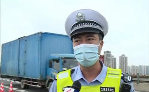  不当|顺德：事故车辆停靠不当 遭水泥柱瞬间捅爆驾驶室