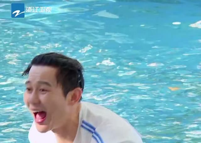  南遮|上跑男不允许染发？周震南遮金发的方式亮了，掉水里那刻笑出猪叫