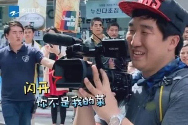 郑恺|郑恺邀女编导坐海盗船,意外暴露女生颜值,网友:这谁不想娶?