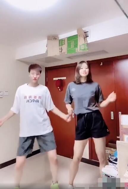  龚翔宇|中国女排俩国手同框热舞！奥运冠军面带笑容动作到位，大长腿吸睛