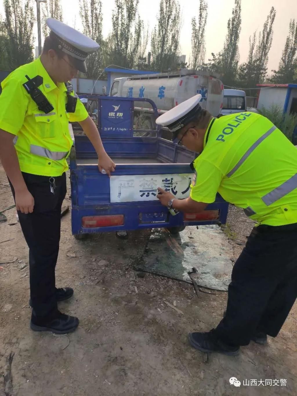  摩托车|无证驾驶无牌三轮摩托车还违法载人