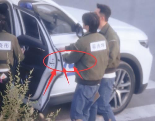  最新路透|《奔跑吧》新路透，当蔡徐坤和女嘉宾坐一辆车，看他下意识举动：真是习惯了