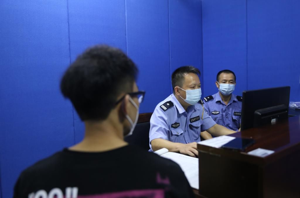  保时捷|走蛇行的保时捷车主认罚道歉了