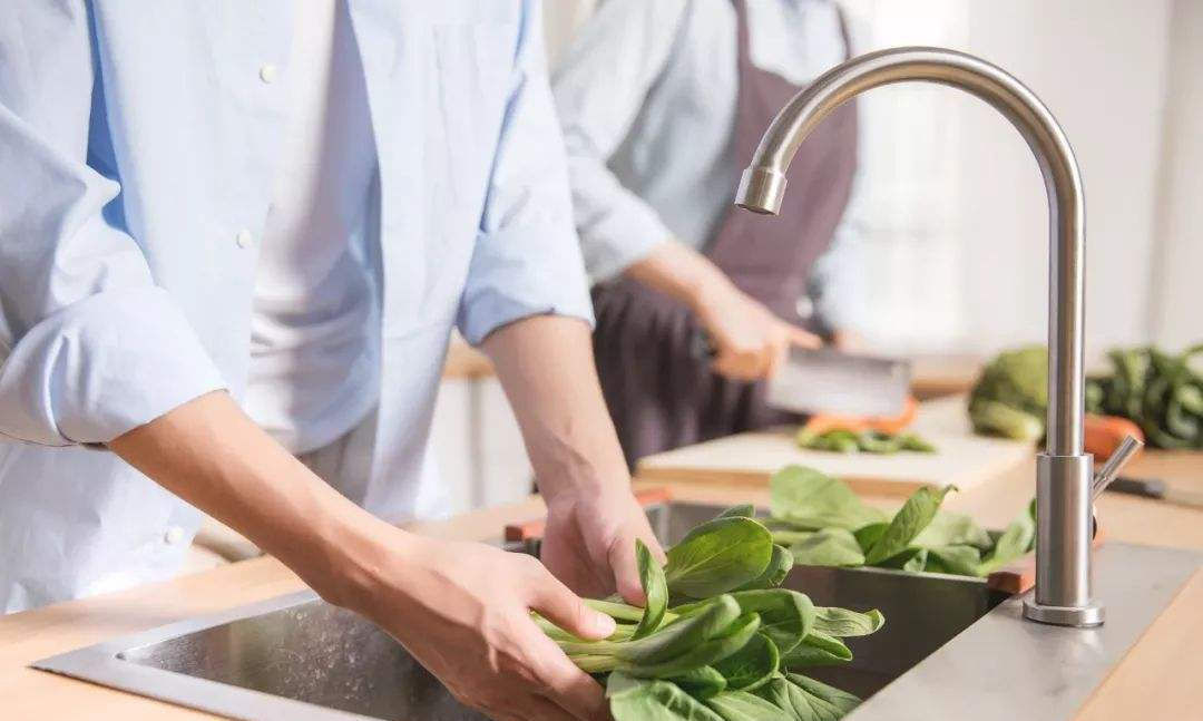  做饭|邓婕做饭，张国立洗碗：美满的婚姻，从来都不是单方面付出