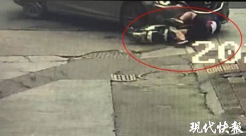  车底|男孩被压车底，20多名路人合力抬车救人