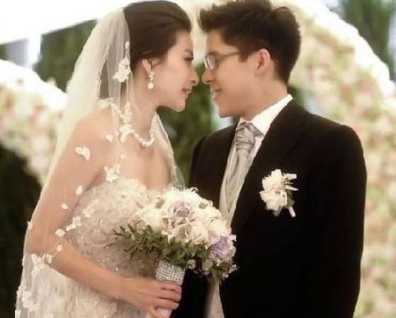  助阵|郭晶晶高调助阵霍启刚，踩平底鞋换发色好洋气，衬衣西裤优雅大方