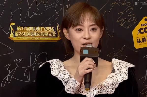 飞天奖|孙俪亮相飞天奖典礼：服装随意像女仆，化妆也遮不住沉重的眼袋