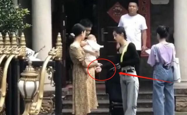  们看到赵丽|赵丽颖《中餐厅》最新路透，遇到宝宝的反应，有没有母爱一眼看出