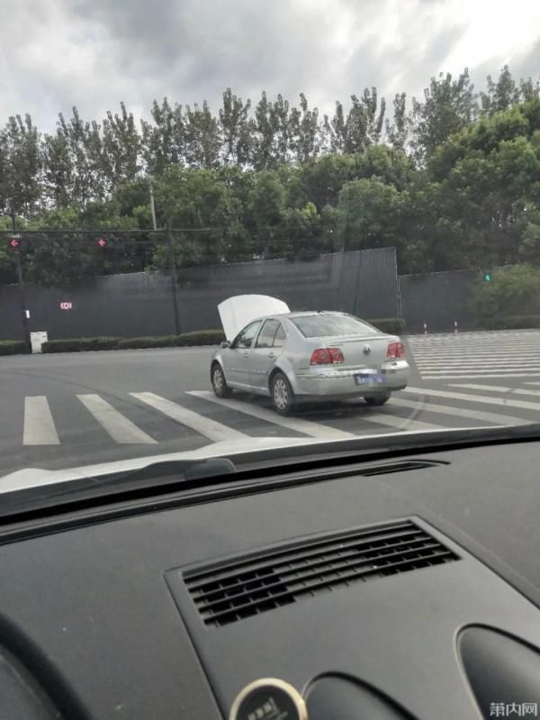  引擎盖|引擎盖开着还能淡定开车？过路司机：我只在抖音上见过…