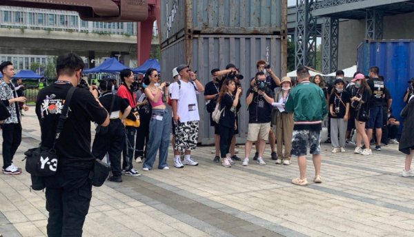  暴扣|《中国新说唱》开录，暴扣哥一身彩虹貂实力抢镜，录制规矩惹爆笑