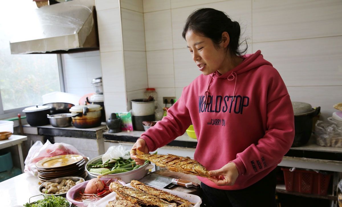 小镇|85后美女厨娘，选食材很挑剔，小镇上的人都爱吃她做的家常菜