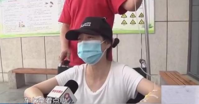  男子|男子乱戴口罩，超市员工好心提醒却被暴打，掏出手机要报警又被打