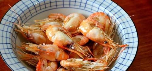  做法|大虾这么做壳酥肉嫩，比香辣虾做法简单，比白灼虾开胃