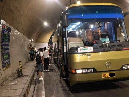  隧道|危险！大客车高速抛锚，28人被困特长隧道