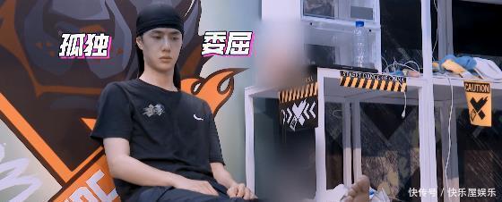  炫酷|王一博带伤上场，水中滑跪炫酷，张艺兴欢乐挑刺：一博没有脱衣服