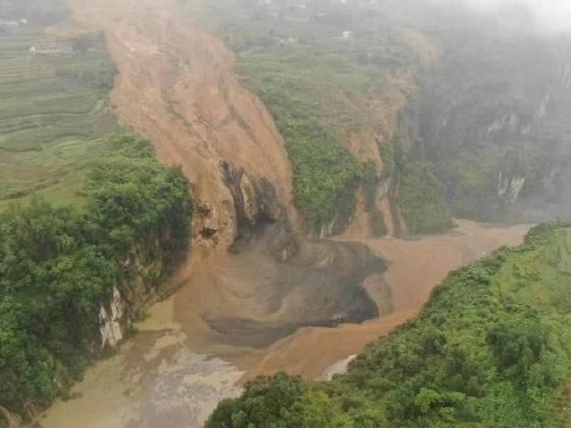 大龙潭水库|湖北恩施山体滑坡成堰塞湖，当地转移危险区域群众