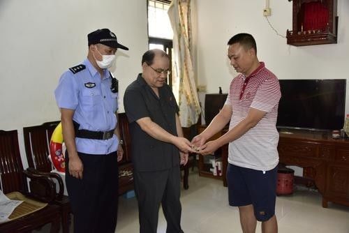 拿到|借款无力偿还以房抵债，债主从法官手上拿到房屋钥匙