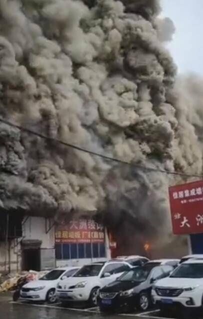  火灾|湖北一地建材市场突发火灾！无人员伤亡