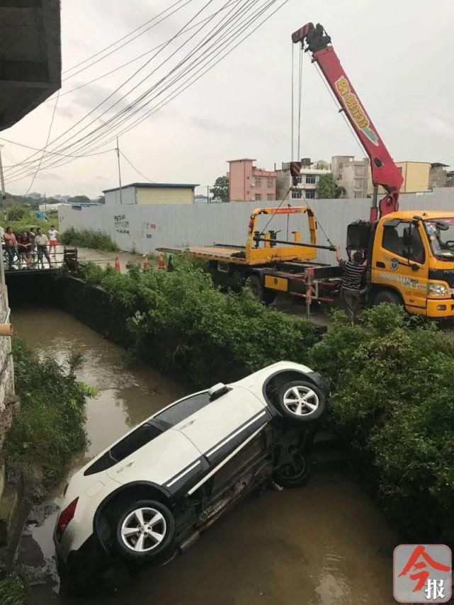 突发|突发！越野车掉落两米多高水沟，里面水质浑浊！
