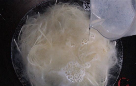  面条|煮面条时，开水下锅就错了，教你面馆的诀窍，3步煮出爽滑又筋道