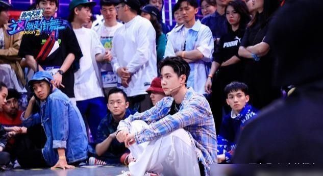  网上|作者《冰雨火》在网上吹嘘王一博街舞，白天陈警察，晚上博