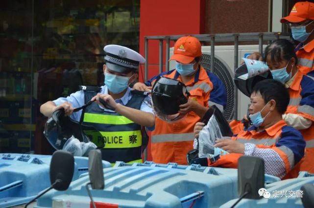 交警|定兴交警为环卫工人送上安全头盔