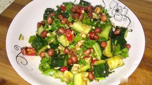 凉拌|炎热的夏天最适合来一份凉拌黄瓜,做法特别简单,清脆爽口