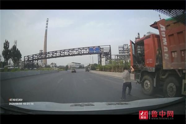 货车|大货车超载拒查 车主抗法被张店交警严惩