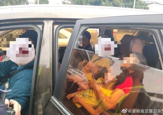 车违法载|冷汗直流!再看几起非法载客、超员案例! | 畅行中国 交警同行