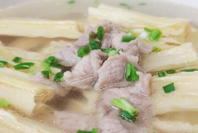  鲜美|做法简单的腐竹肉片汤，豆香浓郁，肉片鲜美滑嫩，一碗都不够喝