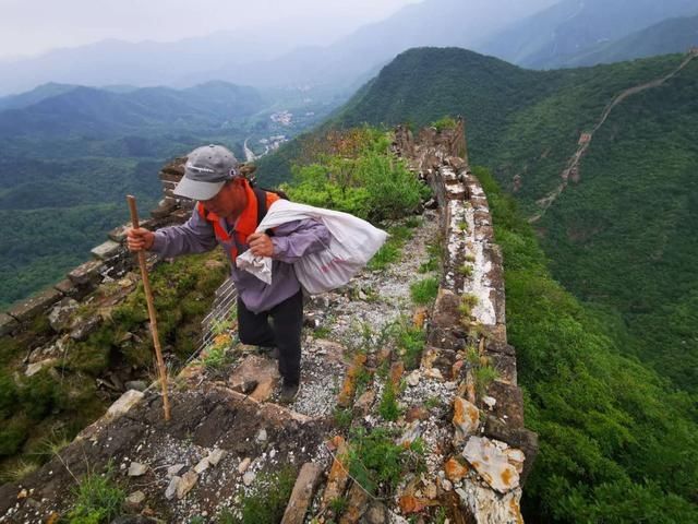  年轻人|他们给长城清垃圾，两侧常是峭壁！“年轻人干不了”