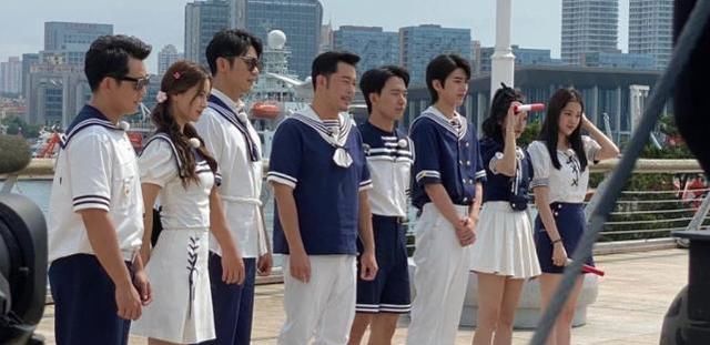 敬业|Baby有多敬业?玩游戏裙子被吹起一角!她的下意识动作堪称教科书