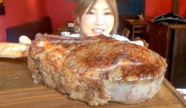 特别|大胃王吃5块“战斧牛排”,切开一看有猫腻,网友直呼吃不得