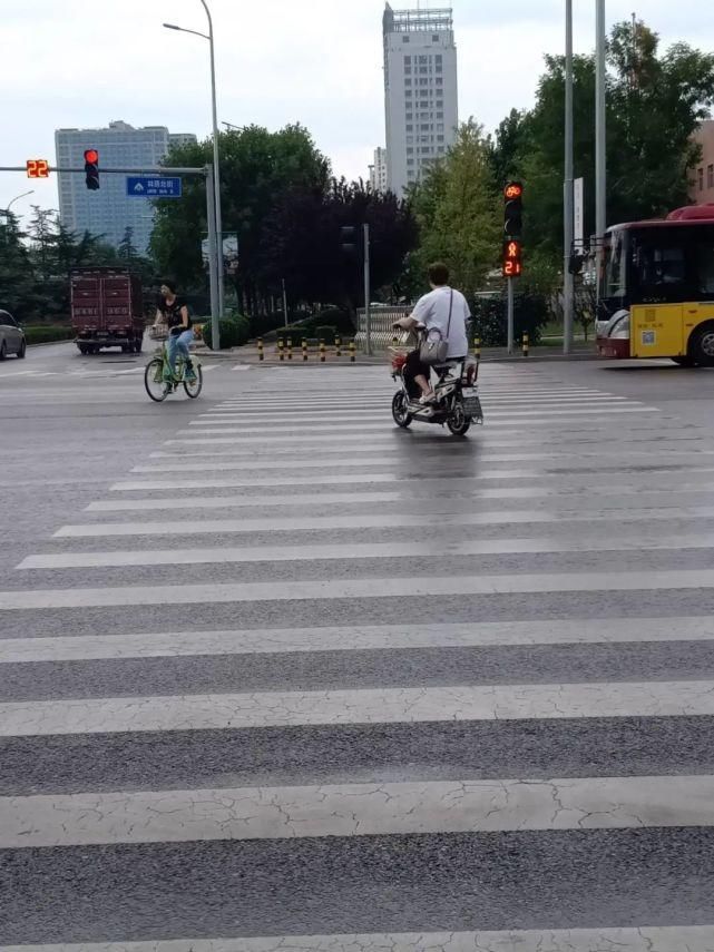 路口|曝光！平谷区医院路口行人闯红灯，你认识吗？