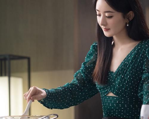  宣传片|赵丽颖拍《中餐厅》宣传片，大胆挑战“露胃装”，确定是30岁吗