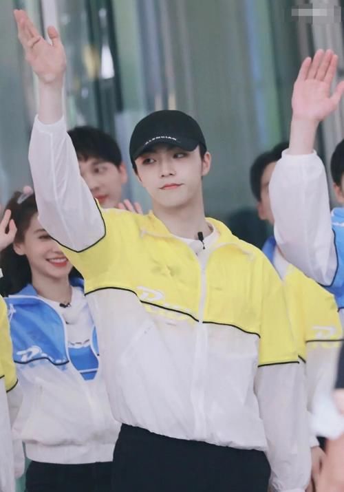  蔡徐坤|陈立农蔡徐坤将同框，何洛洛高考成绩未公布，参加《奔跑吧》状态好