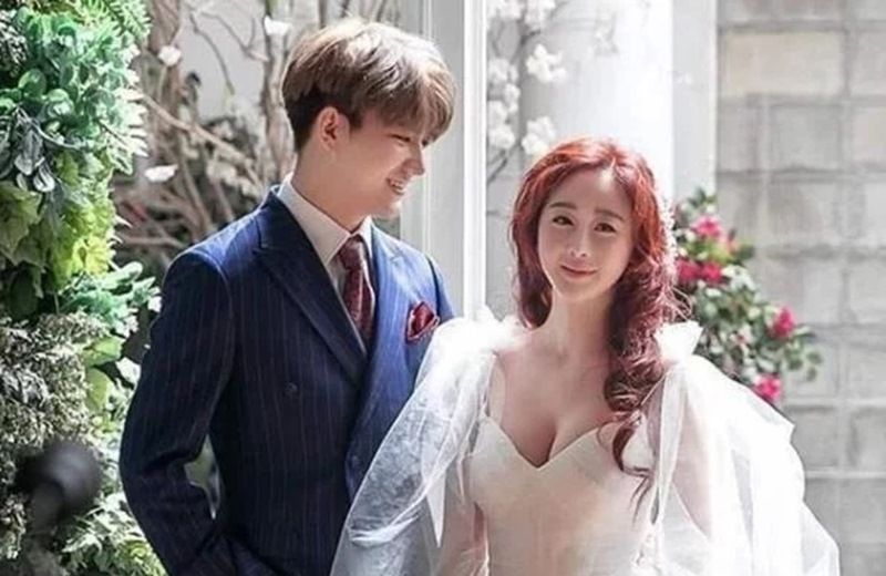  靠边站|44岁女星一家出游，与60岁公公手拉手，26岁老公只能靠边站