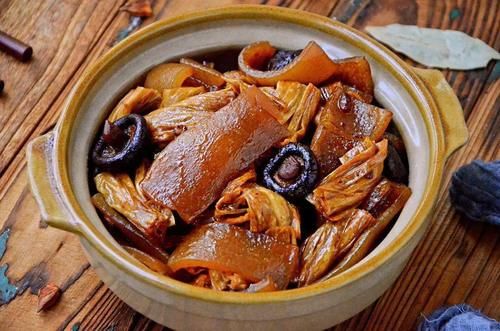 做好|美味的肉皮炖腐竹就做好了,简单易学,好吃到赞不绝口