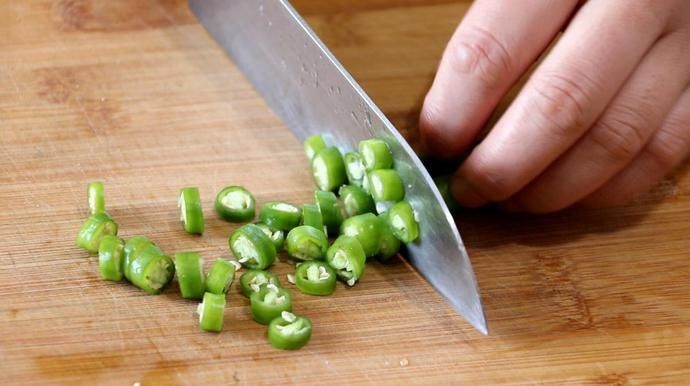  爽滑|天气炎热没有胃口？教你做一碗酸辣土豆粉，筋道爽滑，酸辣开胃