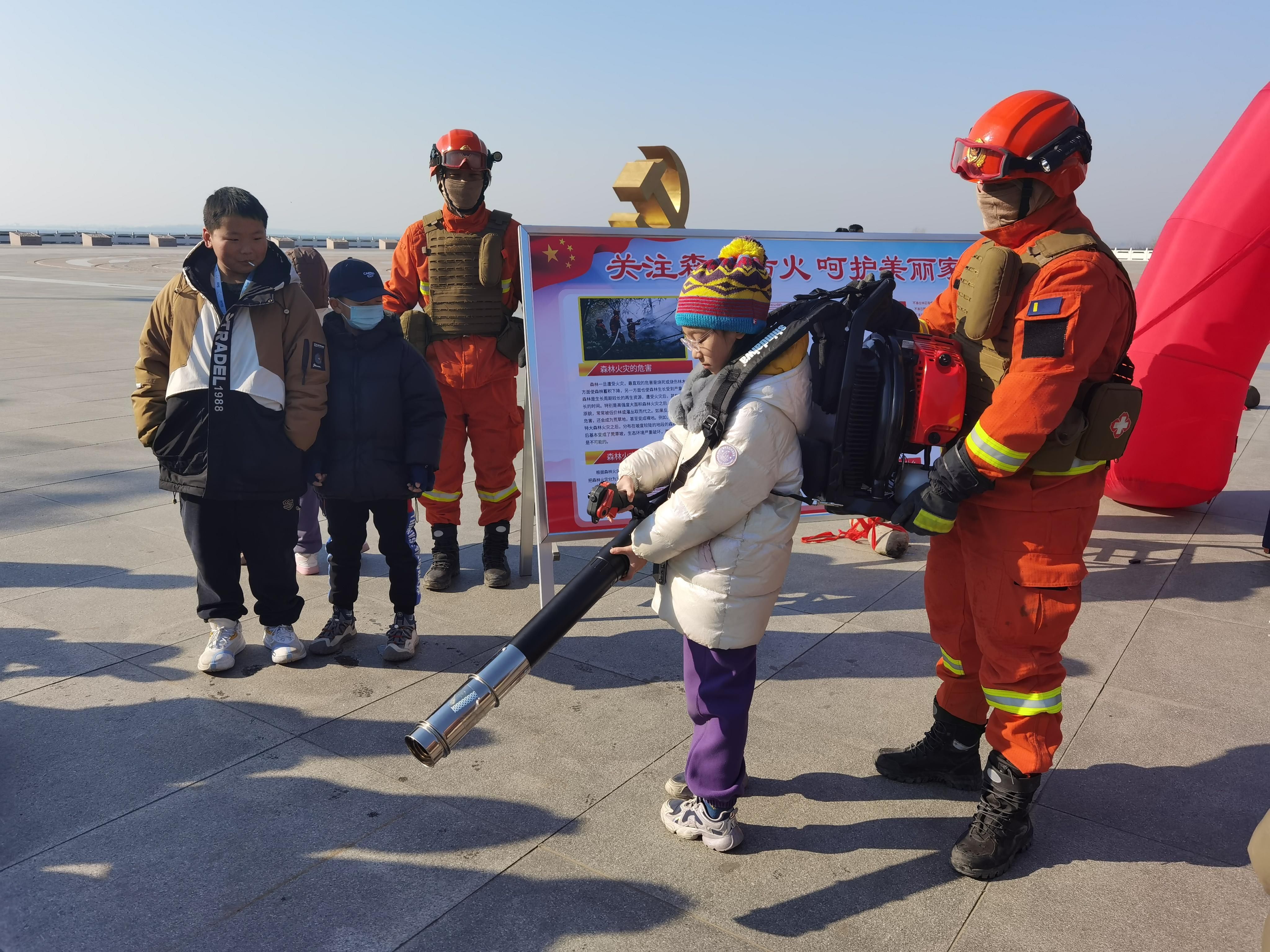 冷的雪暖的城丨实地勘察、送教上门 河南机动队伍靠前驻防做万家团圆“守夜人”