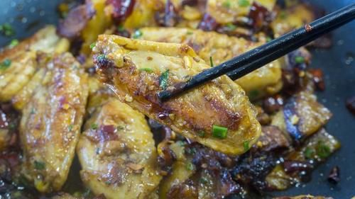 晚饭|晚饭3菜1汤，依然是家常的食材简单的做法，一家人吃得特别满足