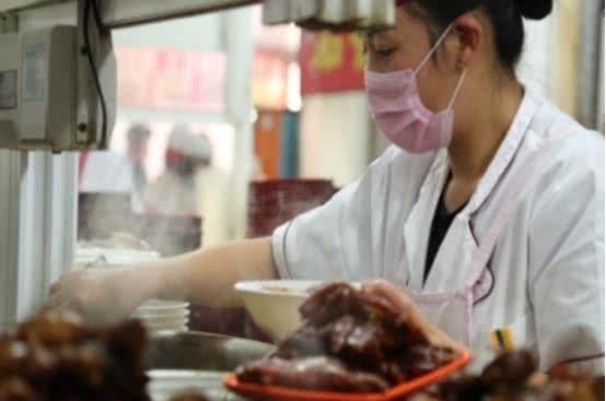 说出|食堂阿姨为什么打菜时总是手抖说出原因后,学生们恍然大悟