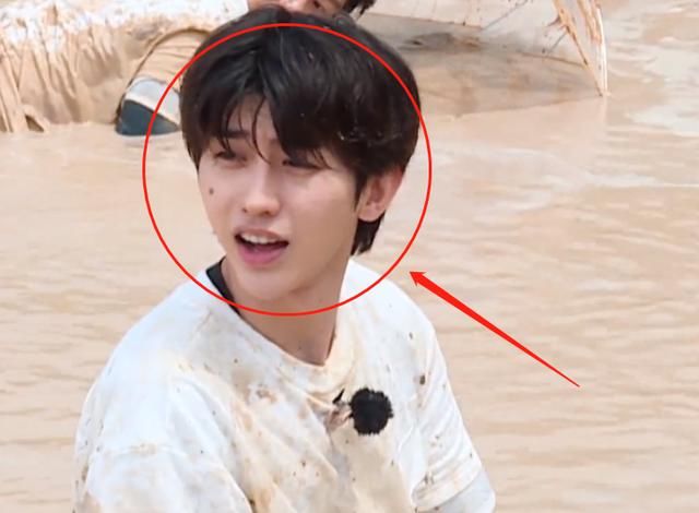  与众不同|蔡徐坤偶像包袱太重？兄弟团下泥潭成大花脸，他的造型却与众不同