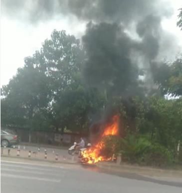  街头|太吓人！宜章街头一摩托车自燃，烧到只剩空架！