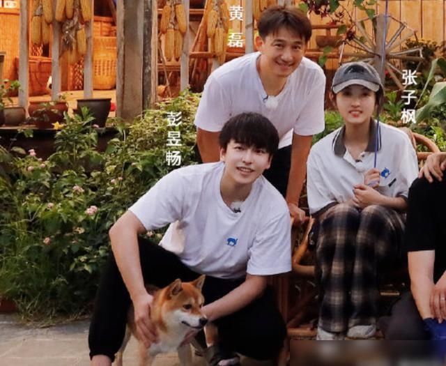  节目|《向往4》最新嘉宾合照，老狼郑钧站中间，我却关注许光汉的站位