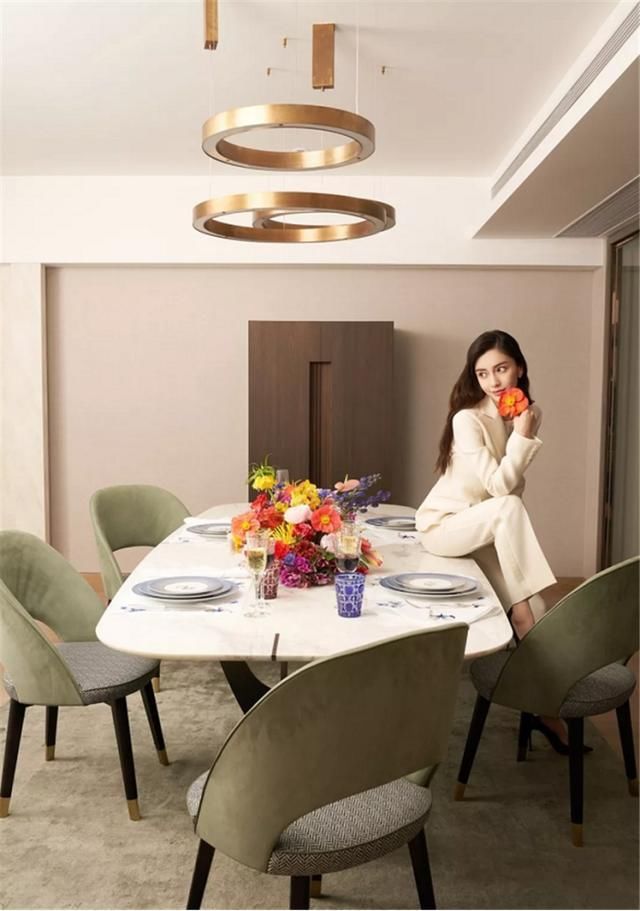  窗外|黄晓明夫妻4亿豪宅，落地窗当电视墙，窗外就是上海地标建筑